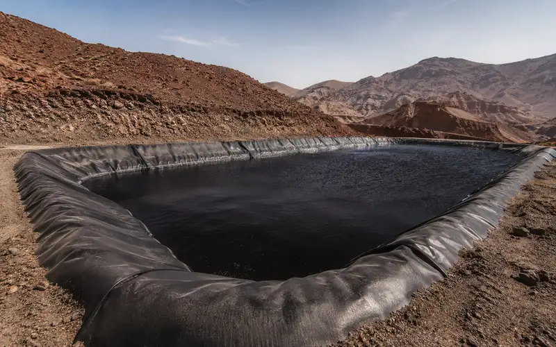 Bassin minier de décantation étanchéifié avec une géomembrane au Maroc